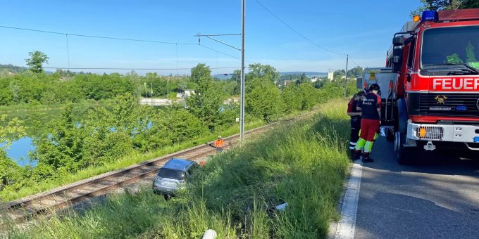Ein beteiligtes Fahrzeug kam beim Unfall von der Strasse ab. Unfall