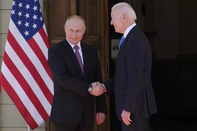 Joe Biden und Wladimir Putin beim Handshake. joe biden