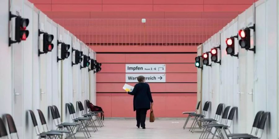 Wie es mit den Impfzentren weitergeht, ist offen - mehrere Bundesländer wollen sie länger als geplant weiterführen. Foto: Marijan Murat/dpa