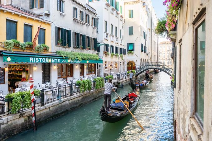 Mit der Gondola durch Venedig fahren. Gondel