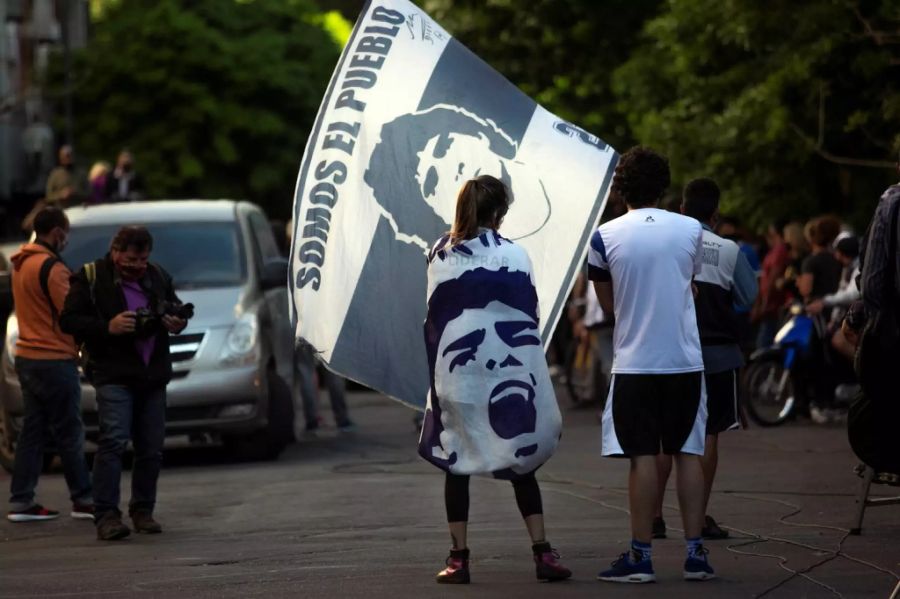 Fans von Diego Maradona versammeln sich in Argentinien immer wieder.