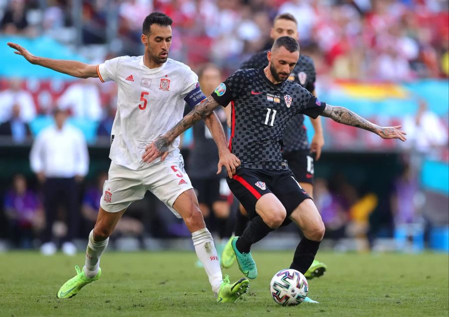 Spanien-Captain Sergio Busquets (l.) im Duell mit Kroatiens Marcelo Brozovic (r.).