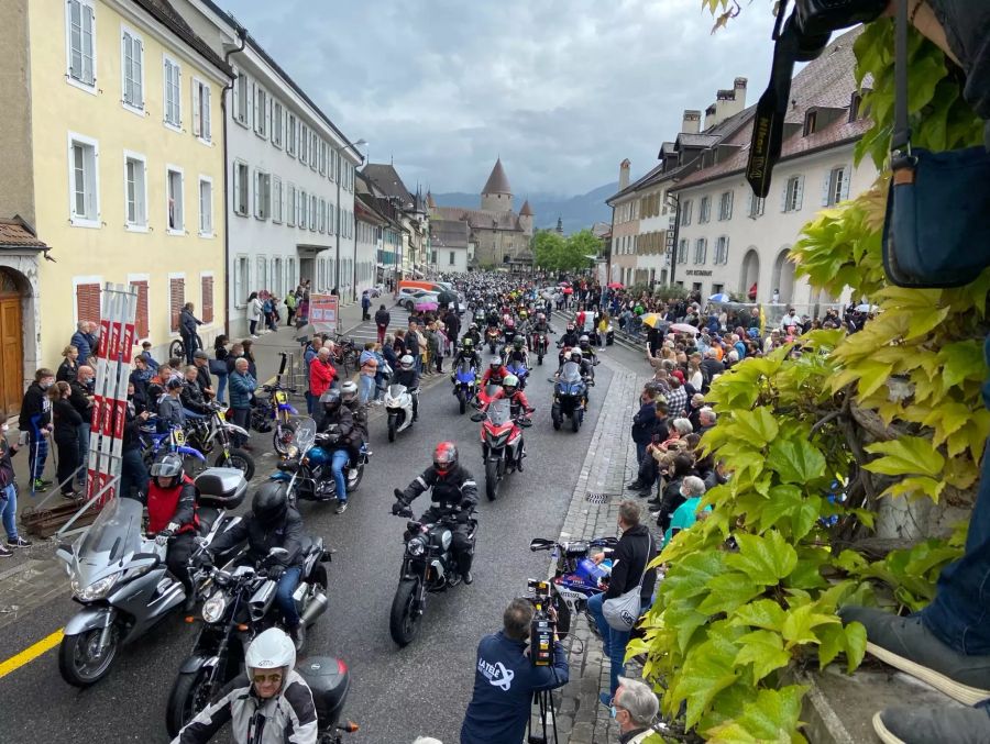 Zu Ehren von Jason Dupasquier fahren etliche Töff-Fahrer von Bulle FR in sein Heimatdorf Sorens.