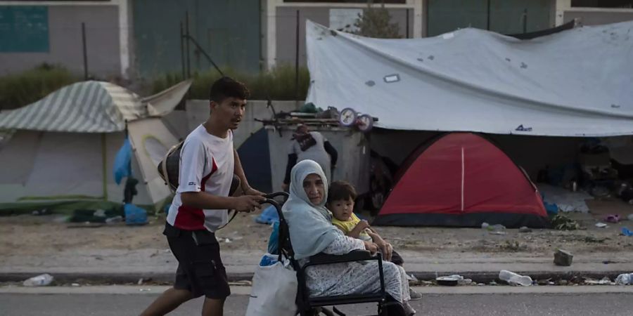 Sechs Staaten, darunter auch die Schweiz, haben in einem Brief an die EU-Kommission Athen kritisiert. Zu viele Flüchtlinge würde wegen schlechten Lebensbedingungen aus Griechenland weg gehen und in anderen Staaten erneut Asyl beantragen, lautete die Kritik, (Archiv)