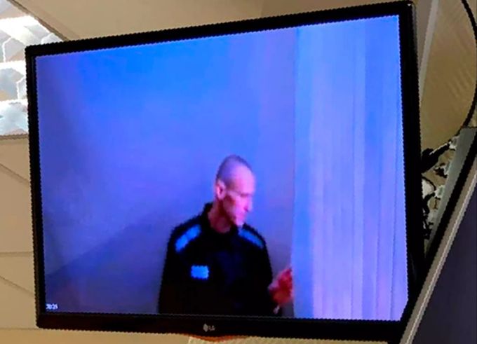 Das vom Babuskinsky Bezirksgericht zur Verfügung gestellte Foto zeigt den russischen Oppositionsführer Alexej Nawalny auf einem TV-Bildschirm während einer Anhörung. Alexej Nawalny