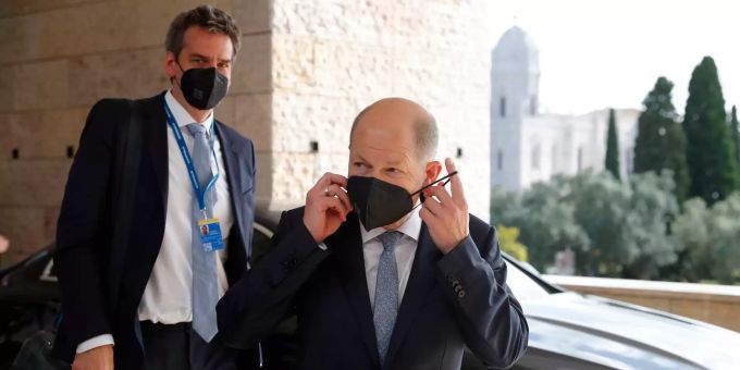 Finanzminister Olaf Scholz (SPD) trifft zu einem Treffen der EU-Finanzminister ein. Scholz hat den Vorschlag der USA zu einer globalen Mindeststeuer für internationale Unternehmen von wenigstens 15 Prozent als Durchbruch bezeichnet. Foto: Armando Franca Treffen der Euro-Gruppe in Lissabon