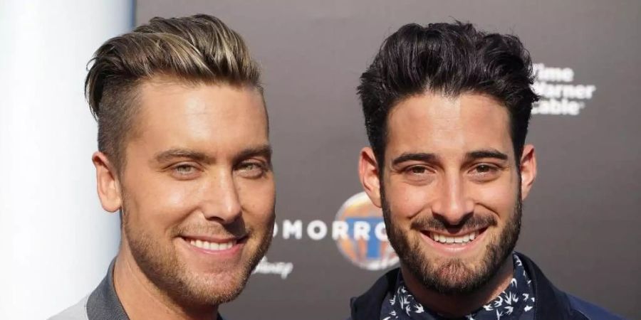 US-Sänger Lance Bass (l) und Ehemann Michael Turchin. Die beiden werden mit Hilfe einer Leihmutter Eltern. Foto: Nina Prommer/EPA/dpa
