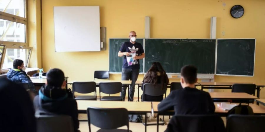 Coronatests in einer Schulklasse