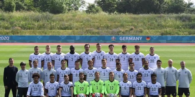 Die deutsche Nationalmannschaft hat sich für das Teamfoto aufgestellt. Foto: Federico Gambarini/dpa Die deutsche Nationalmannschaft hat sich für das Teamfoto aufgestellt. Foto: Federico Gambarini/dpa