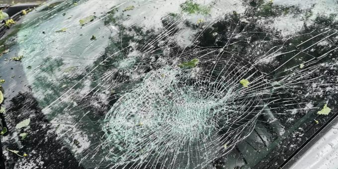 Dächer wurden beschädigt sowie Dachfenster und Autoscheiben eingeschlagen. Autoscheibe