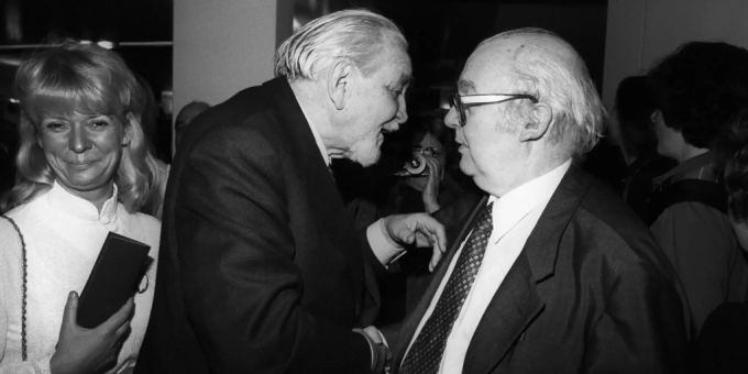 Der deutsche Schauspieler Gustav Knuth, links, unterhält sich an einer Vernissage mit dem Schweizer Schriftsteller Friedrich Dürrenmatt, rechts. Undatierte Aufnahme. Friedrich Dürrenmatt