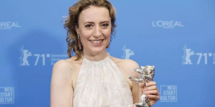 Maren Eggert hat bei der Berlinale den Silbernen Bären für die beste schauspielerische Leistung in einer Hauptrolle erhalten. Foto: Axel Schmidt/Pool Reuters/AP/dpa