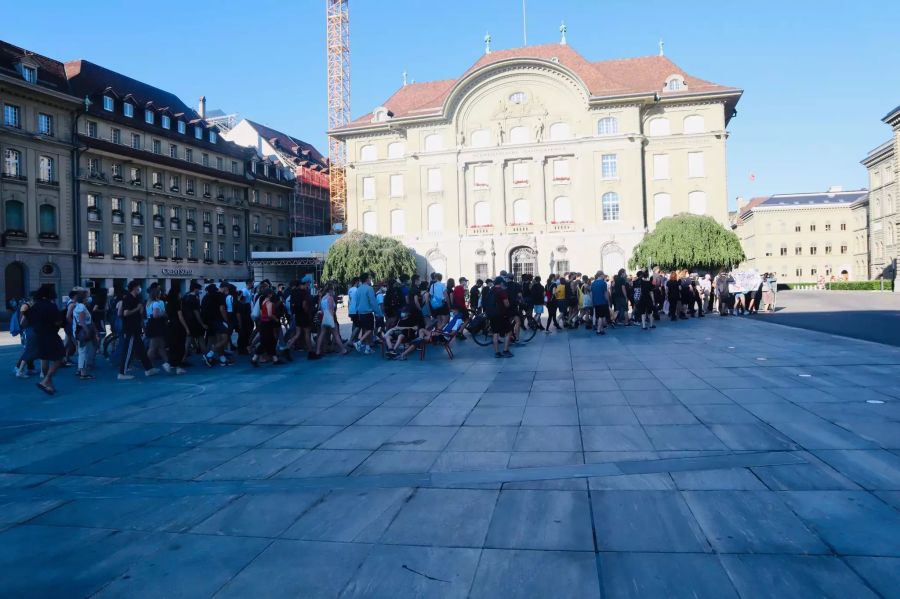 Auf dem Bundesplatz wich der Demozug der Polizei aus.