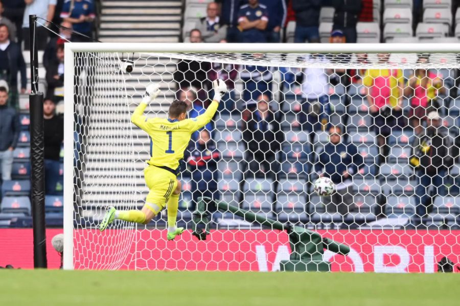 Schottland-Goalie Marshall steht zu weit vor seinem Kasten.