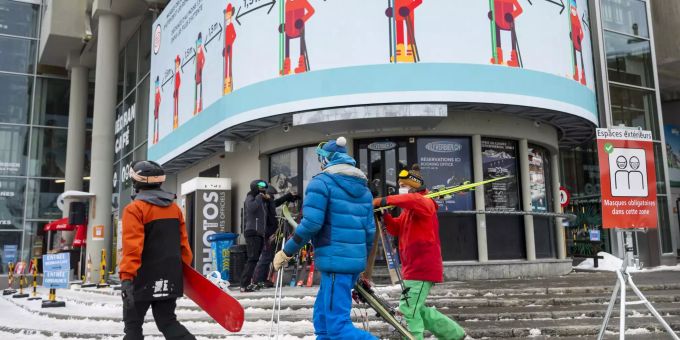 Touristen in Verbier VS am 11. Dezember 2020. British tourists escape