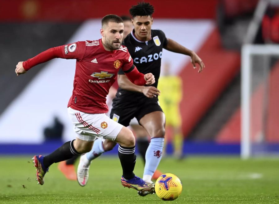 Luke Shaw (l.) von Manchester United im Spiel gegen Aston Villa.