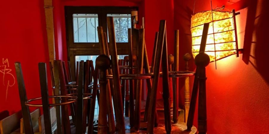 Hochgestellte Stühle in Berlin-Kreuzberg