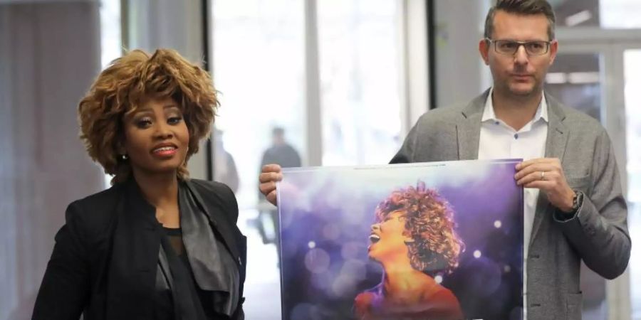 Dorothea «Coco» Fletcher, Darstellerin der Sängerin Tina Turner., und Oliver Forster (r), Geschäftsführer der Konzertagentur Cofo Entertainment in Köln. Foto: Oliver Berg/dpa