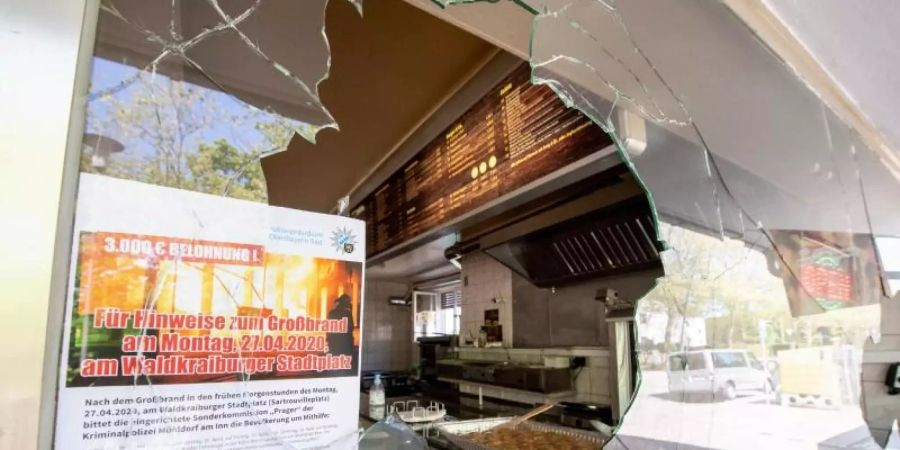 Beschädigter Imbiss in Waldkraiburg im Mai. Bei seiner Festnahme hatte der Attentäter zehn Rohrbomben und etliche Kilogramm Sprengstoff bei sich. Foto: Matthias Balk/dpa