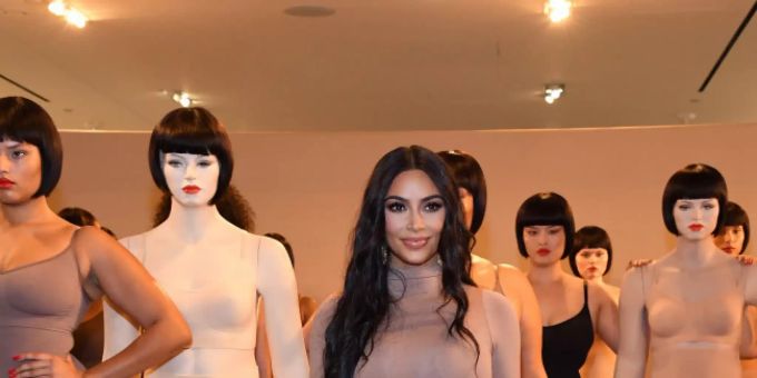 Kim Kardashian West mit Puppen und Models, die Wäsche von SKIMS tragen. Kim kardashian nike