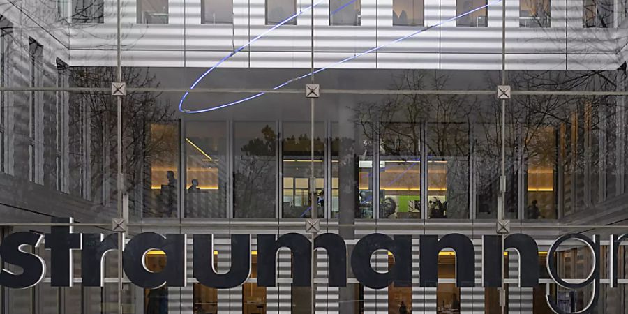 Das Logo der auf Zahnersatzlösungen spezialisierten Straumann Group am Jacob Burckhardt Haus in Basel am Donnerstag, 17. Januar 2019.