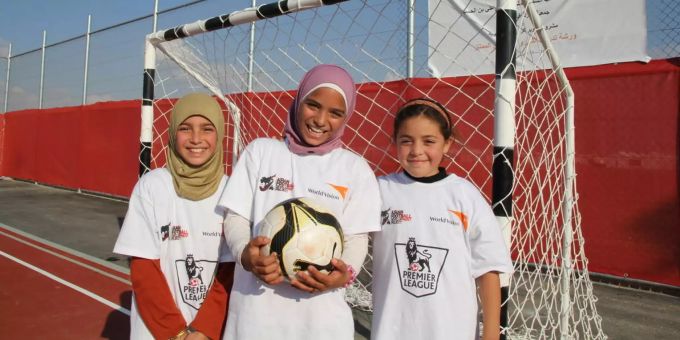 Fussball hilft diesen syrischen Mädchen im Flüchtlingslager, Hoffnung für die Zukunft und Selbstbewusstsein zu gewinnen. Mädchen mit Fussball