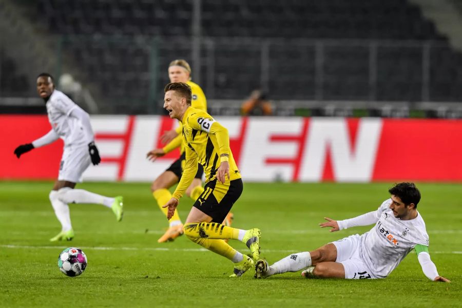 Marco Reus (l.) vom BVB wird von Gladbachs Lars Stindl (r.) von den Beinen geholt.