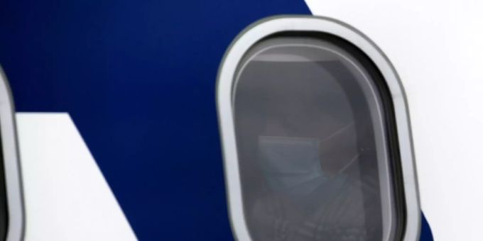 Maskenträger in Flugzeug. maske