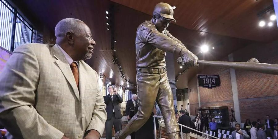 Ist für viele immer noch der Homerun-König: Hank Aaron betrachtet eine Statue von sich im Monument Garden in Atlanta. Foto: Curtis Compton/Atlanta Journal-Constitution/AP/dpa