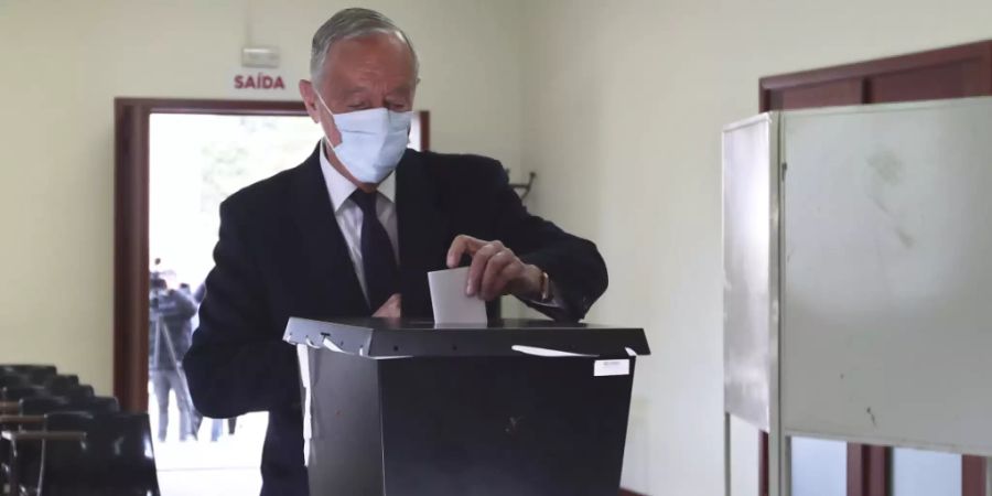 Marcelo Rebelo de Sousa gibt seinen Stimmzettel in einem Wahllokal ab. Foto: Luis Vieira/AP/dpa