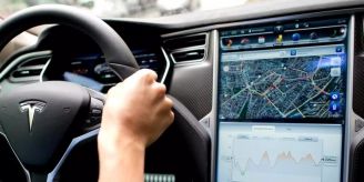 Berlin - Behörde prüft Fehlfunktion von Tesla-Bildschirm Berlin - Behörde prüft Fehlfunktion von Tesla-Bildschirm