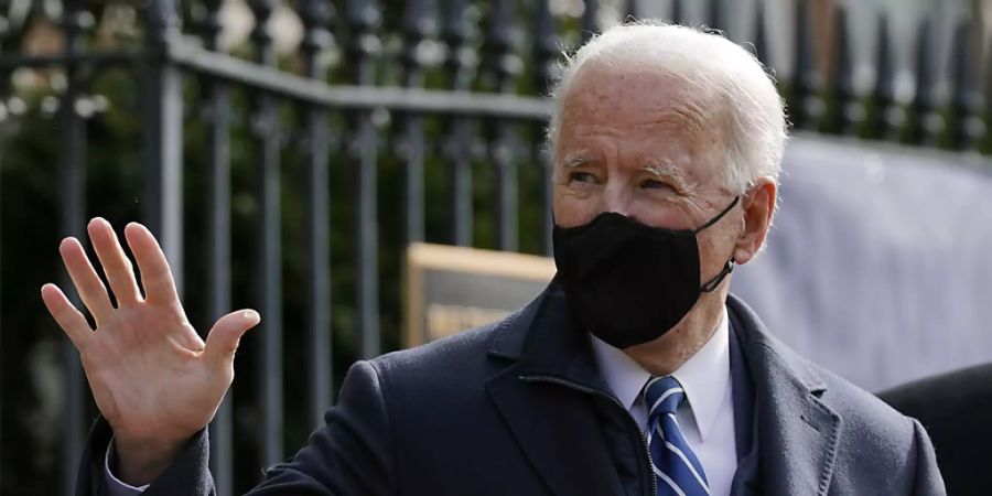 Joe Biden, Präsident der USA, winkt, während er die «Holy Trinity Catholic Church» nach einer Messe verlässt. Foto: Patrick Semansky/AP/dpa