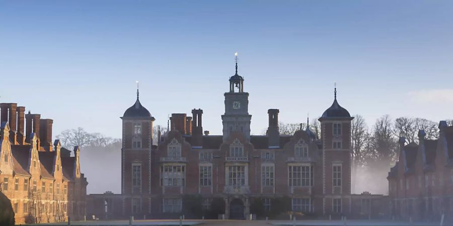 HANDOUT - Blickling Hall in Norfolk: Winzige parasitäre Wespen und Pheromone werden nun eingesetzt, um seltene Schätze vor dem Befall durch Kleidermotten zu schützen. Foto: Chris Lace/National Trust Images/viA PA Media/dpa - ACHTUNG: Nur zur redaktionellen Verwendung im Zusammenhang mit einer Berichterstattung über die Schädlingsbekämpfung in Blickling Hall und nur mit vollständiger Nennung des vorstehenden Credits