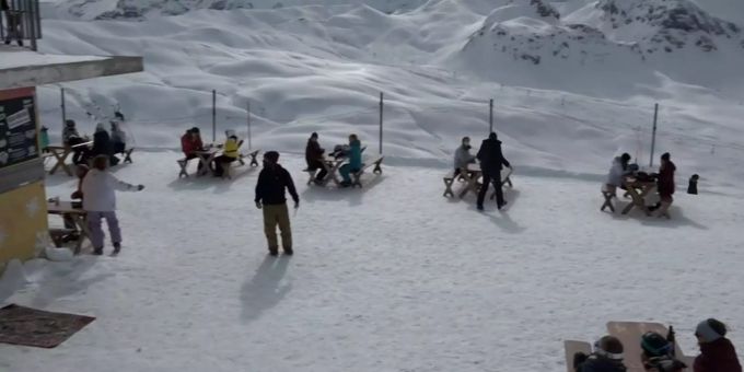 Einige Bergkantone erlauben es ihren Gastrobetrieben in Skigebieten geordnete Sitzgelegenheiten für Take-away-Gäste anzubieten. Coronavirus BAG