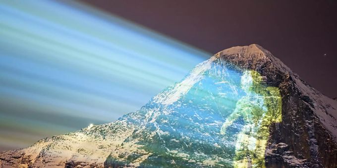 Ein riesiger Astronaut auf der Nordwand des Eigers. Ein riesiger Astronaut auf der Nordwand des Eigers.