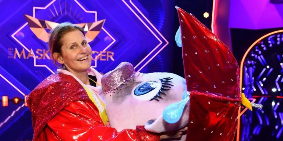 Moderator Katrin Müller-Hohenstein nahm ihre Maske ab. Foto: Willi Weber/ProSieben/dpa