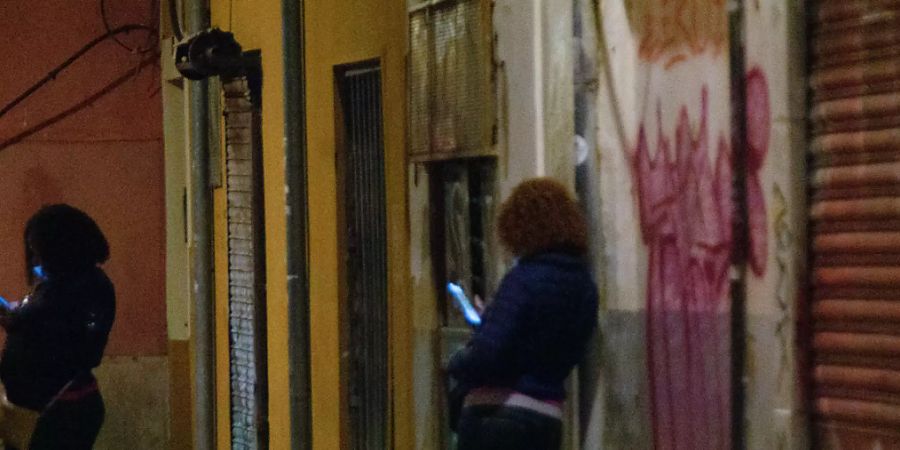 Prostituierte warten auf Kunden an der Puerta de Sant Antoni in Palma de Mallorca. Foto: Mar Granel/dpa