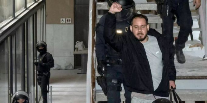 Spanischer Rapper Pablo Hasél mit erhobener Faust Spanischer Rapper Pablo Hasél mit erhobener Faust