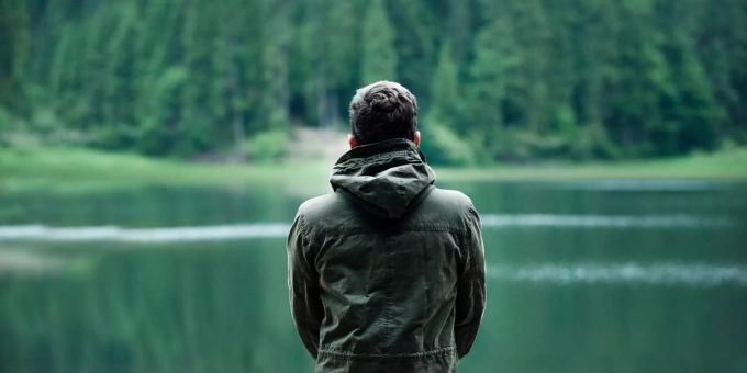 Depression können sich in der Natur mindern. Mann am See
