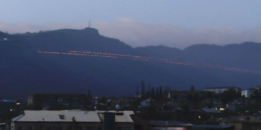 Spuren von Leuchtspurgeschossen sind während der Kämpfe zwischen armenischen und aserbaidschanischen Streitkräften in der Nähe von Schuschi, ausserhalb von Stepanakert, der separatistischen Region Berg-Karabach zu sehen. Foto: