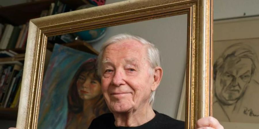 Von Curd Jürgens bis Ludwig Erhard: Günter Rittner hat viele Berühmtheiten gemalt. Foto: picture alliance / Peter Kneffel/dpa