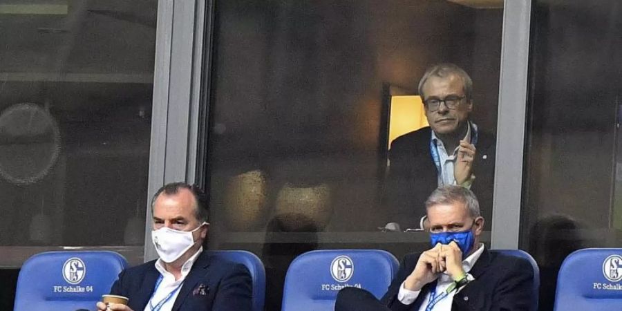 Clemens Tönnies (l) und Jens Buchta (r). Foto: Martin Meissner/AP-Pool/dpa