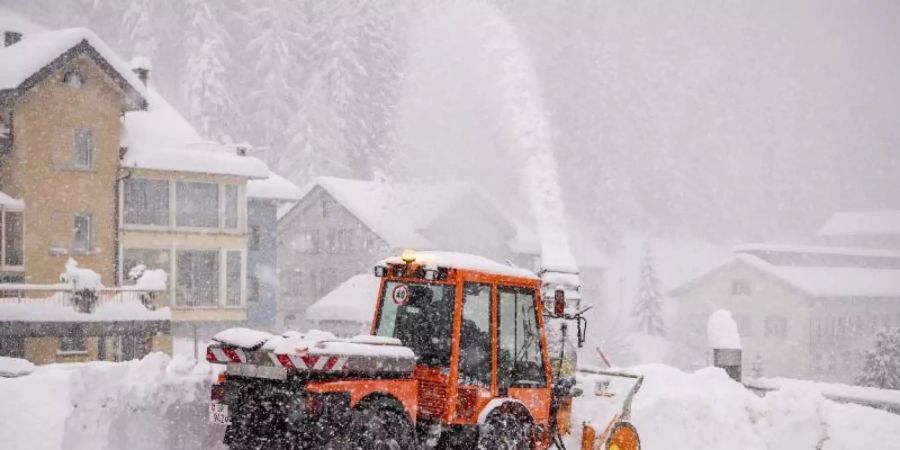 In der Schweiz herrscht wegen massiver Schneefälle immer noch hohe Lawinengefahr. Foto: Urs Flueeler/KEYSTONE/dpa