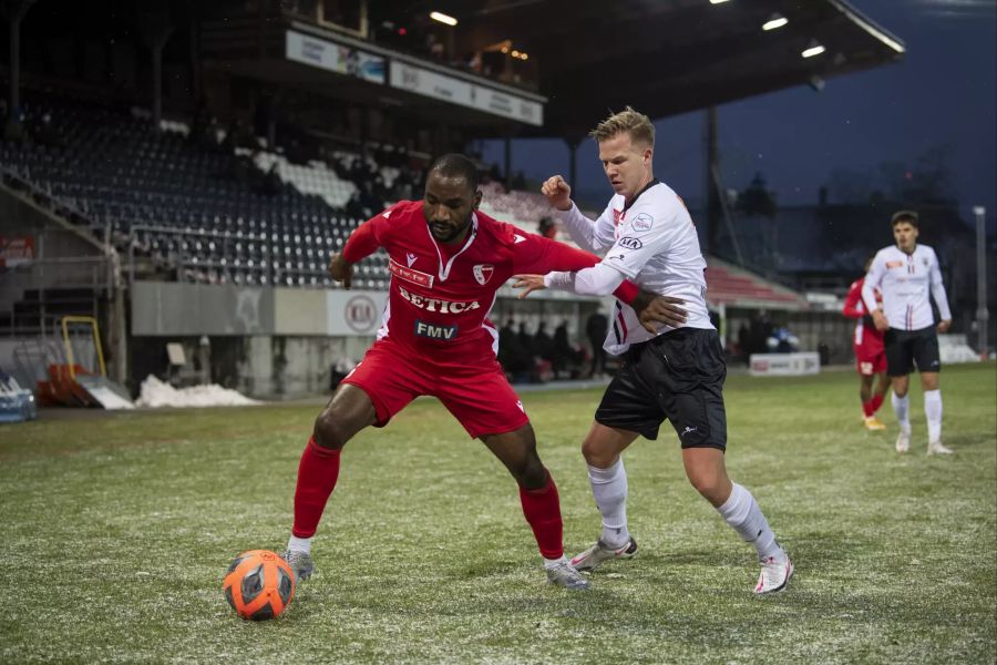 Sions Christian Zock (l.) schirmt den Ball gegen Mats Hammerich vom FC Aarau ab.