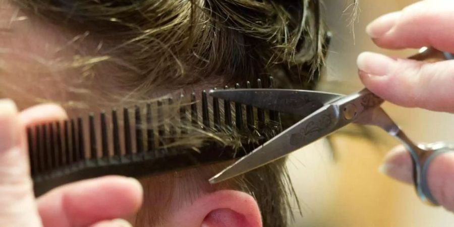 Nach den jüngsten Entscheidungen zur baldigen Öffnung können sich die Friseursalons kaum retten vor Kundenanfragen. Foto: Sebastian Kahnert/dpa