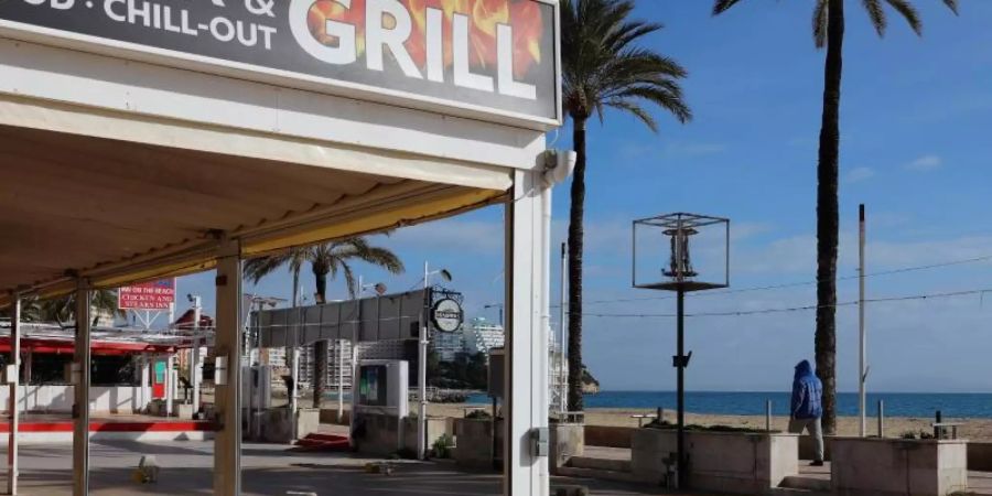 Mallorca verlängert den lockdown. Restaurants und Kneipen bleiben geschlossen. Foto: Clara Margais/dpa