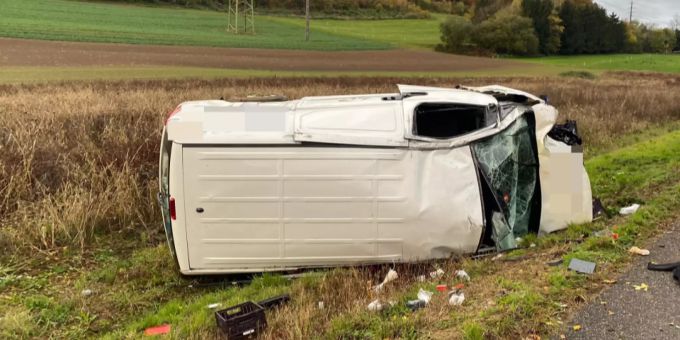 Ein junger Automobilist nickte gestern Morgen auf der Autobahn A3 ein und verursachte dabei einen Selbstunfall. Kantonspolizei Aargau