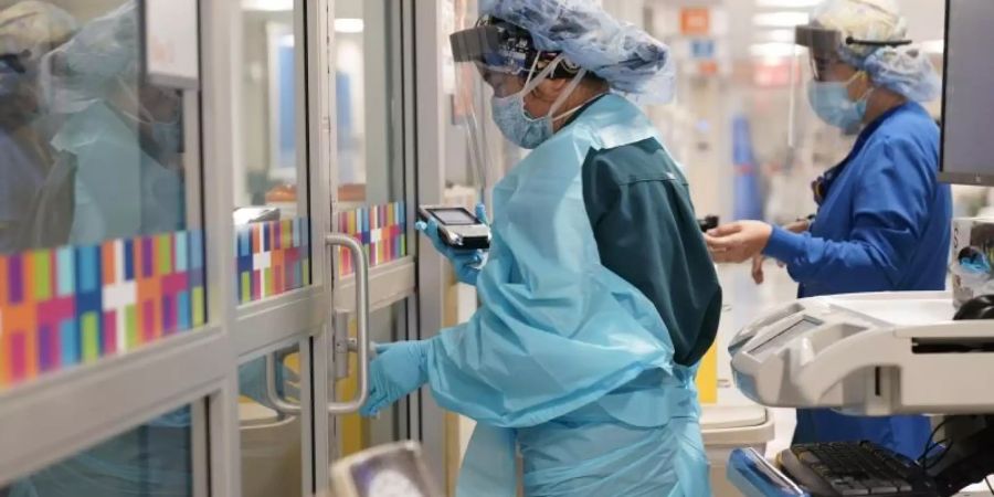 Zwei Medizinerinnen müssen sich im New Yorker Krankenhaus auf eine zweite Welle vorbereiten. Foto: Seth Wenig/AP/dpa