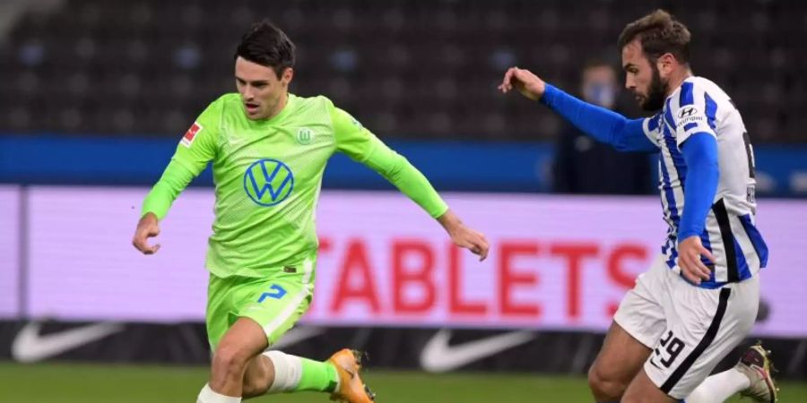 Herthas Lucas Tousart (r) im Zweikampf mit Wolfsburgs William - später musste er verletzungsbedingt ausgewechselt werden. Foto: Soeren Stache/dpa-Zentralbild/dpa