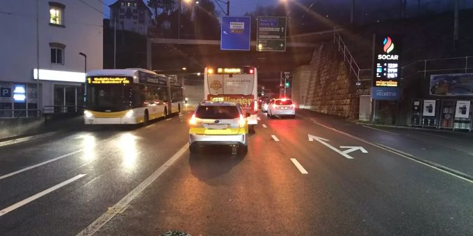 Streifkollision von Linienbus mit Taxi.